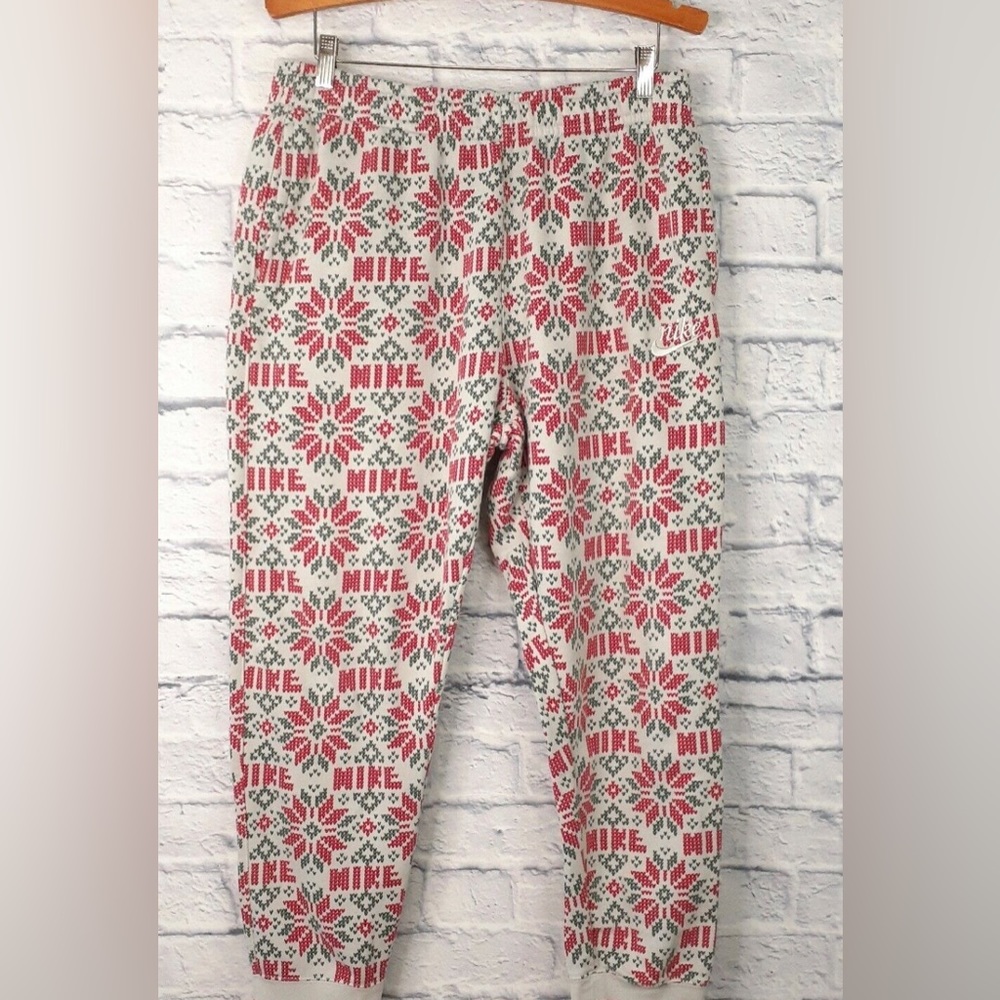 Nike Sweat joggers comes with pockets